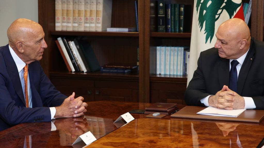 HANDOUT - Auf diesem vom Pressebüro der libanesischen Präsidentschaft veröffentlichten Foto trifft der libanesische Präsident Joseph Aoun (r) mit dem US-Botschafter in der Türkei und Sondergesandten für Syrien, Tom Barrack, in Baabda, östlich von Beirut, zusammen. Foto: Lebanese Presidency Press Office/Lebanese Presidency Press Office/AP/dpa - ACHTUNG: Nur zur redaktionellen Verwendung im Zusammenhang mit der aktuellen Berichterstattung und nur mit vollständiger Nennung des vorstehenden Credits