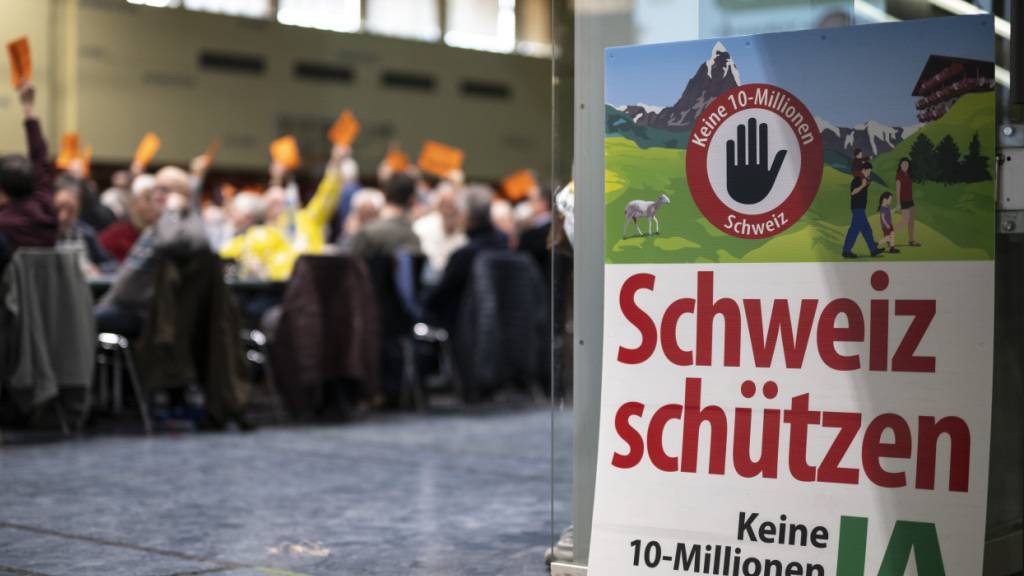 Die Initiative der SVP verlangt, dass die Zahl der Einwohnerinnen und Einwohner bis 2050 10 Millionen nicht übersteigen darf. Leben vor 2050 mehr als 9,5 Millionen Menschen in der Schweiz, müssen Bundesrat und Parlament Massnahmen treffen, namentlich im Asylbereich und beim Familiennachzug. (Archiv)