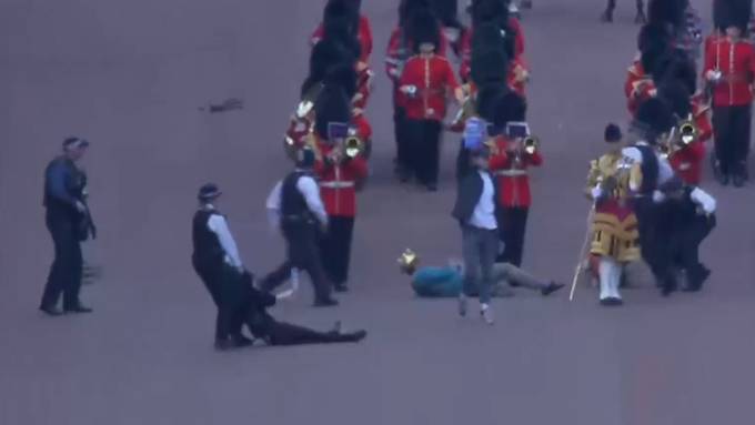 Aktivisten sorgen für Krawall an Militärparade der Queen