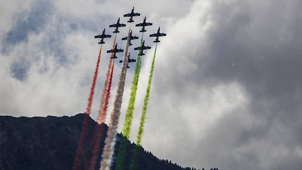 Die italienischen Luftakrobaten «Frecce Tricolori» zeigen in Sion ihr Können.