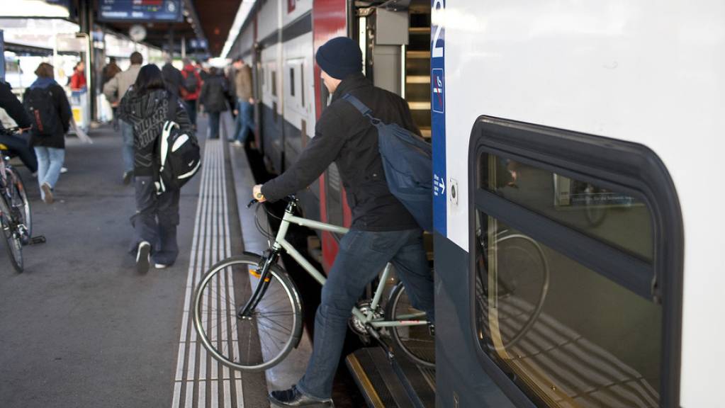 Das Velo im Zug mitnehmen soll am Wochenende in Intercity-Zügen bald reservationspflichtig sein.