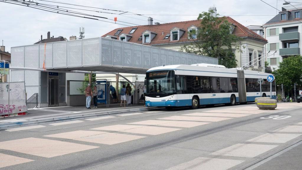 Ein Buschauffeur soll einen Passagier beim Bahnhof Wipkingen rassistisch beleidigt haben. Er musste sich am Dienstag vor dem Bezirksgericht Zürich verantworten. (Symbolbild)