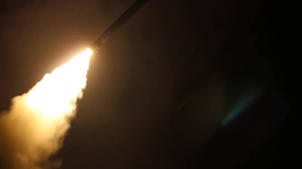 ARCHIV - Auf diesem von der US-Marine zur Verfügung gestellten Bild feuert der Lenkwaffenzerstörer USS Laboon (DDG 58) im Rahmen der militärischen Reaktion auf den Einsatz von Chemiewaffen in Syrien am 7. April eine Tomahawk-Landrakete ab. Foto: Mass Communication Spc. 3rd Clas/U.S. Navy/dpa