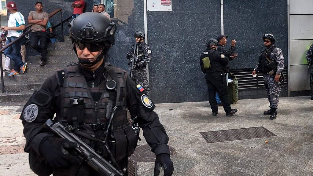 Venezolanische Sicherheitskräfte bei einem Einsatz in Caracas: In keiner anderen Stadt geschehen mehr Morde. (Symbolbild)
