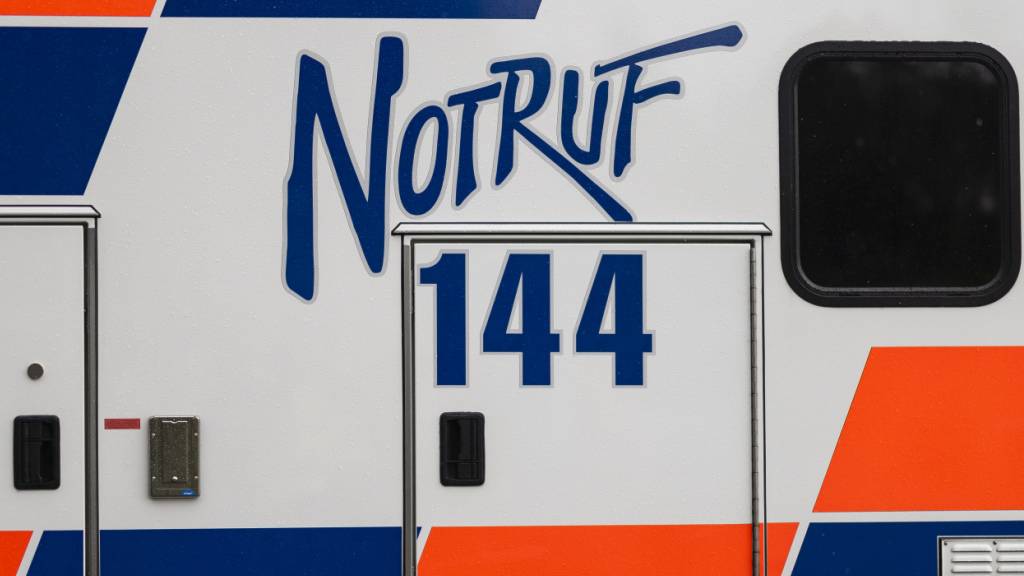 Die Ambulanz brachte den verletzten Jugendlichen ins Spital. (Symbolibld)