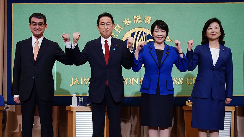 Taro Kono (von links nach rechts), Fumio Kishida, Sanae Takaichi und Seiko Noda treten als Nachfolger für Partei- und Regierungschef Suga an.
