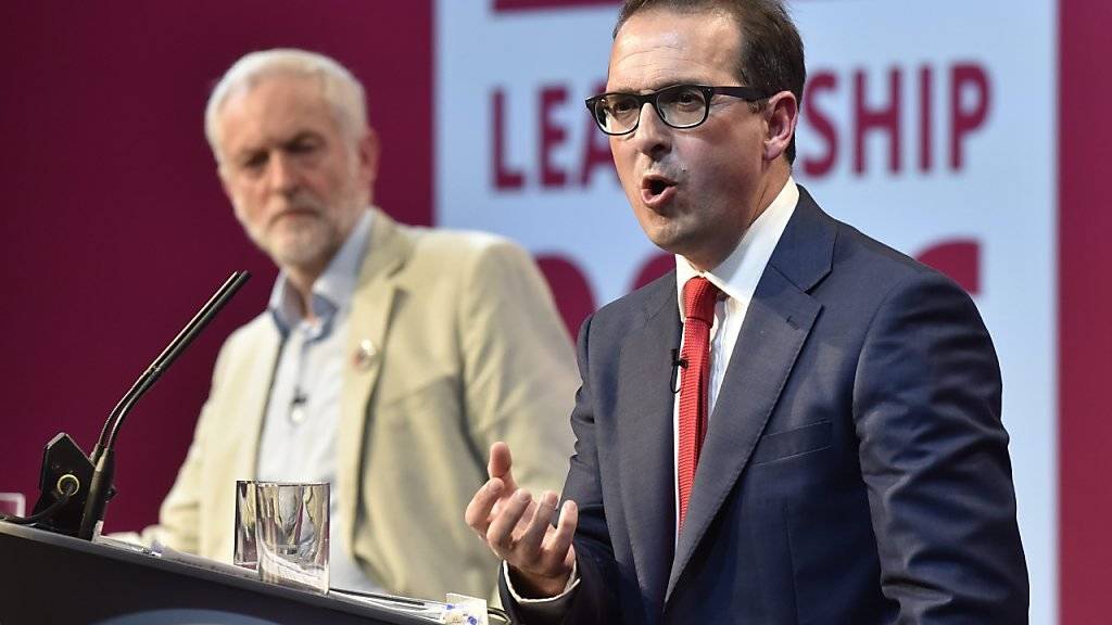 Die erste Debatte um den Labour-Vorsitz zeigte die tiefe Spaltung: Das Publikum quittierte Aussagen von Herausforderer Owen Smith (Vordergrund) und Parteichef Jeremy Corbyn mehrmals mit Buhrufen.