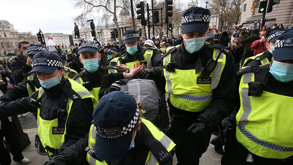 Polizisten nehmen in London einen Demonstranten fest bei einem «Kill the Bill»-Protest gegen die Einführung des neuen Polizeigesetzes der britischen Regierung.