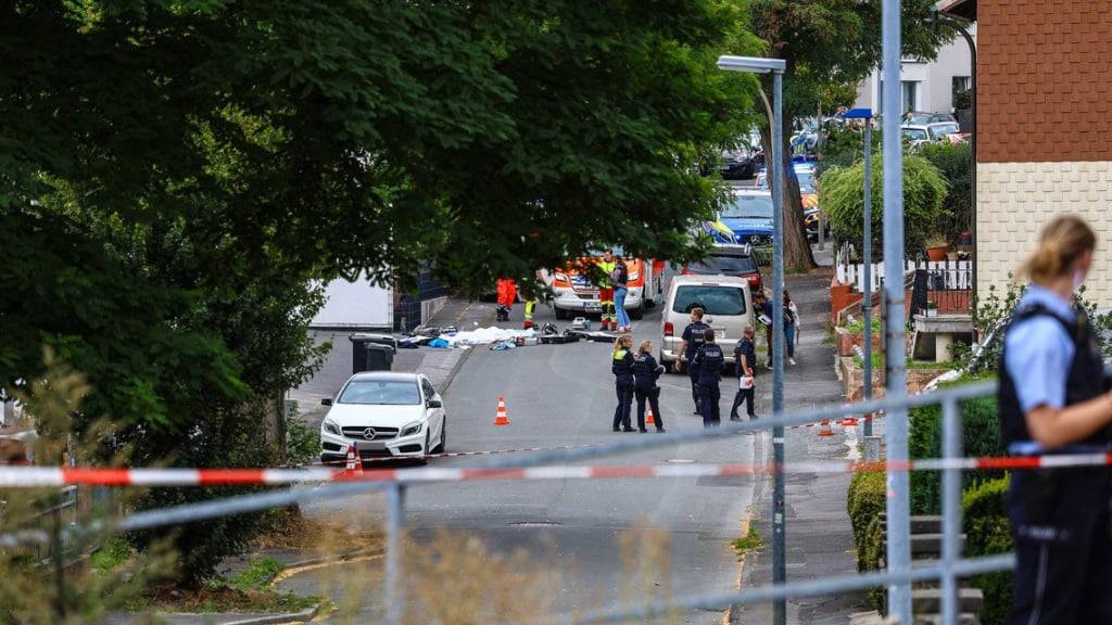 Polizei und Rettungskräfte sind an einem Tatort im Einsatz. Nach Schüssen in Menden im Sauerland ist die Polizei im Großeinsatz. Foto: Alex Talash/dpa