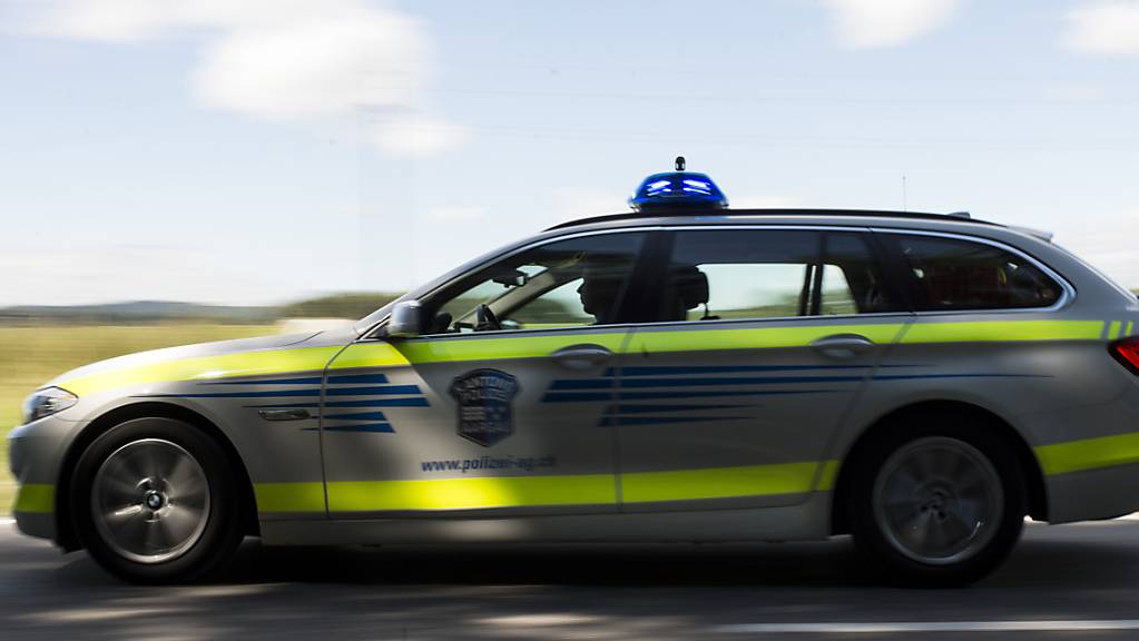 Die Kantonspolizei Aargau nahm der 18-jährigen mutmasslichen Unfallverursacherin den Führerausweis auf Probe ab. (Symbolbild)