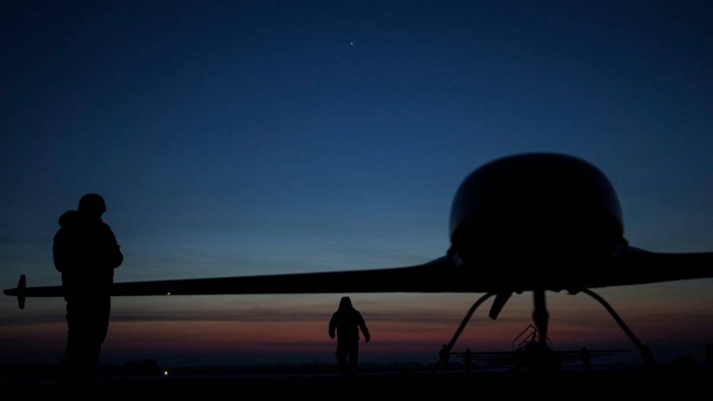 ARCHIV - Ukrainische Soldaten des Verteidigungsnachrichtendienstes bereiten den Start der Langstreckendrohne An-196 Ljutyj an einem ungenannten Ort in der Ukraine vor. Foto: Evgeniy Maloletka/AP/dpa