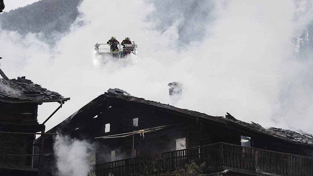 Der Hotelbrand im Oberwalliser Dorf Fiesch am Donnerstag konnte bis Anfang Nachmittag gelöscht werden.
