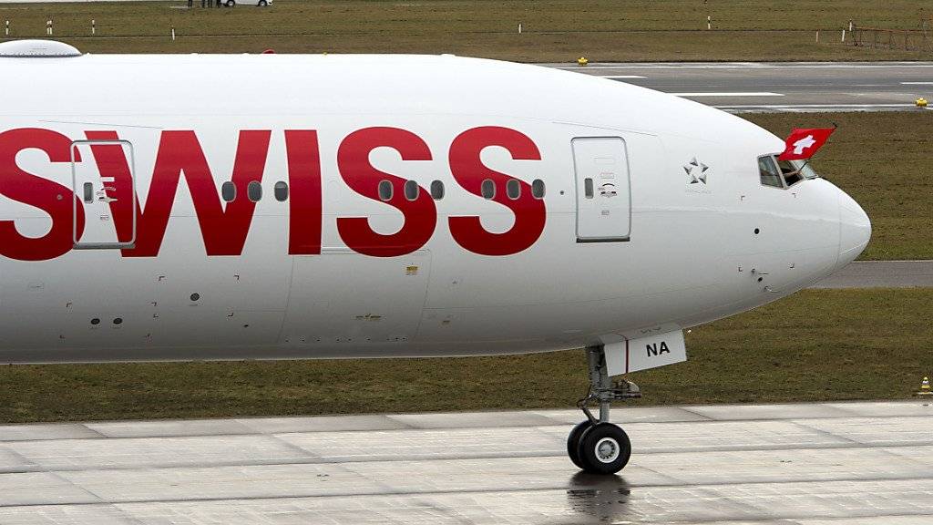 Das neue Flaggschiff der Swiss: eine Boeing 777-300ER. Nach der Landung winkt der Pilot mit einer Schweizer Fahne aus dem Cockpit.
