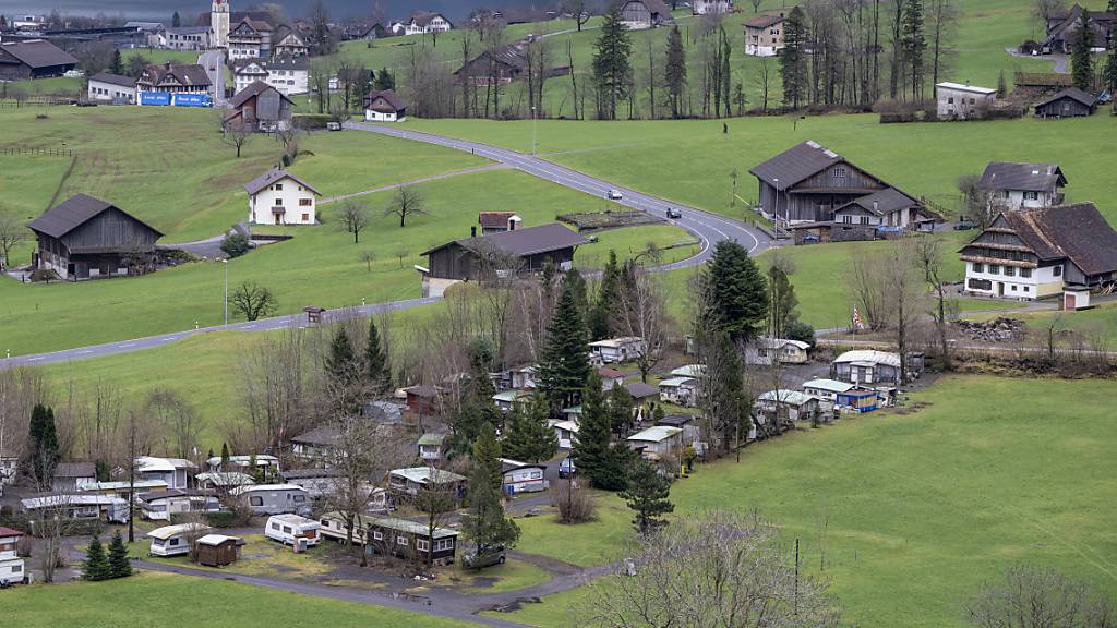 Auf dem Areal des heutigen Campingplatzes Buosingen in Arth SZ soll ein Bundesasylzentrum realisiert werden. (Archivaufnahme)