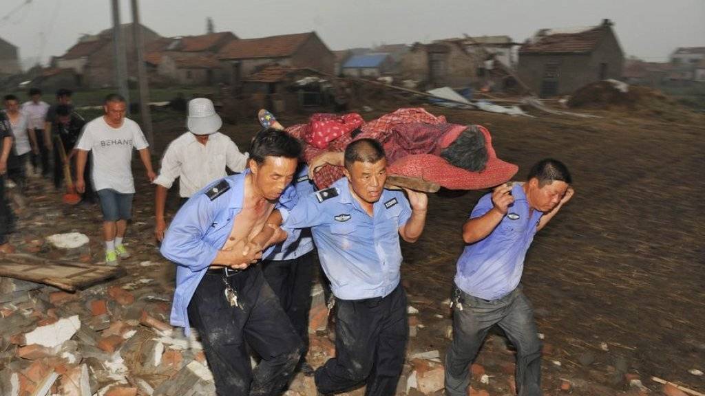 Heftige Wirbelstürme und der schlimmste Tornado seit einem halben Jahrhundert zerstörte in Osten Chinas ganze Dörfer.