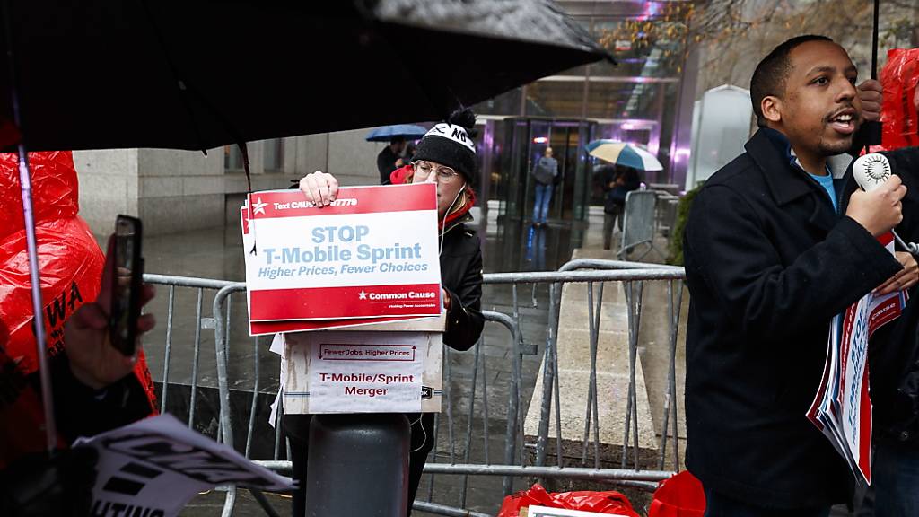 In New York haben am Montag zahlreiche Personen vor einem Gericht gegen die Fusion der deutschen T-Mobile mit Sprint demonstriert, weil durch den Zusammenschluss viele Arbeitsplätze gefährdet seien.