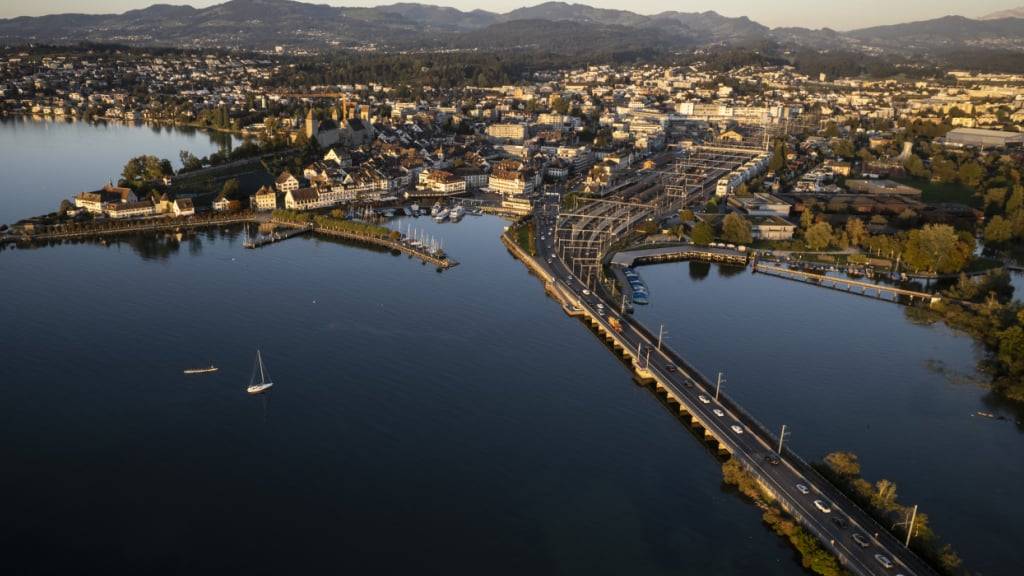 Der Verkehr vom Seedamm nach Rapperswil-Jona SG soll dereinst in einen Tunnel geleitet werden. (Archivbild)
