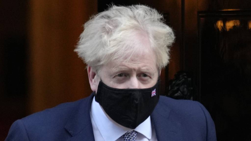 ARCHIV - Boris Johnson, Premierminister von Großbritannien, verlässt die 10 Downing Street, um an der wöchentlichen Sitzung der «Prime Minister's Questions» im britischen Parlament teilzunehmen. ( Foto: Kirsty Wigglesworth/AP/dpa