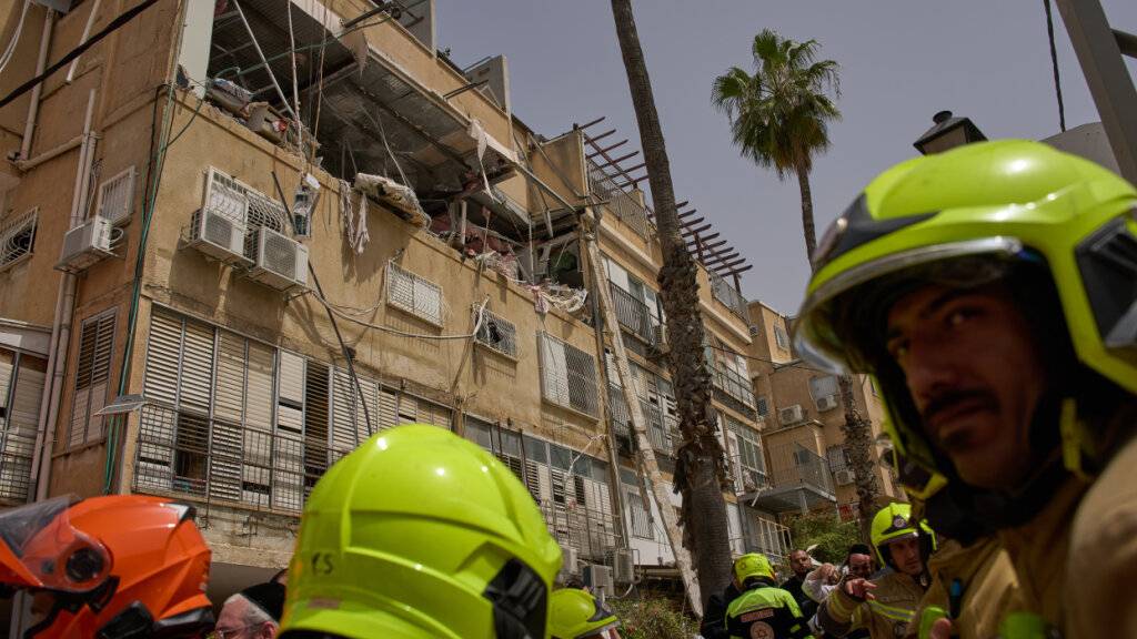dpatopbilder - Israelische Rettungskräfte reagieren auf den Schaden an einem Wohnhaus, das von einer iranischen Rakete getroffen wurde. Foto: Oded Balilty/AP/dpa