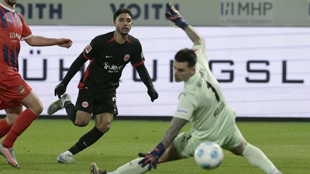 Omar Marmoush überwindet Heidenheims Goalie Kevin Müller zum 3:0