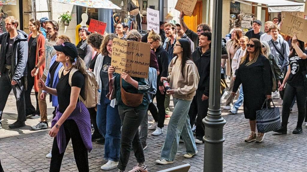 Nach einem Rundschau-Beitrag demonstrieren Ende Mai in Schaffhausen Menschen gegen die Schaffhauser Polizei. (Archivbild)