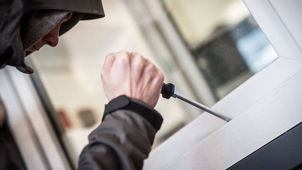 Durchs Fenster eingestiegen: Einbrecher stahlen aus einem Einfamilienhaus in Abtwil SG Bargeld und Schmuck. (Symbolbild)