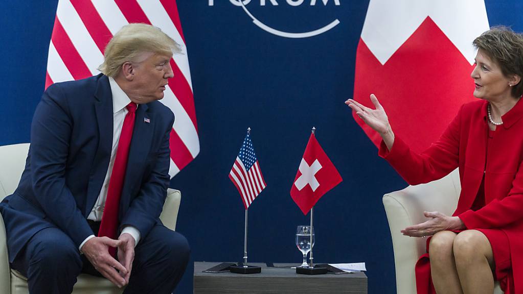 Streben Handelsabkommen an: Bundespräsidentin Simonetta Sommaruga gemeinsam mit US-Präsident Donald Trump vor den Medien in Davos.