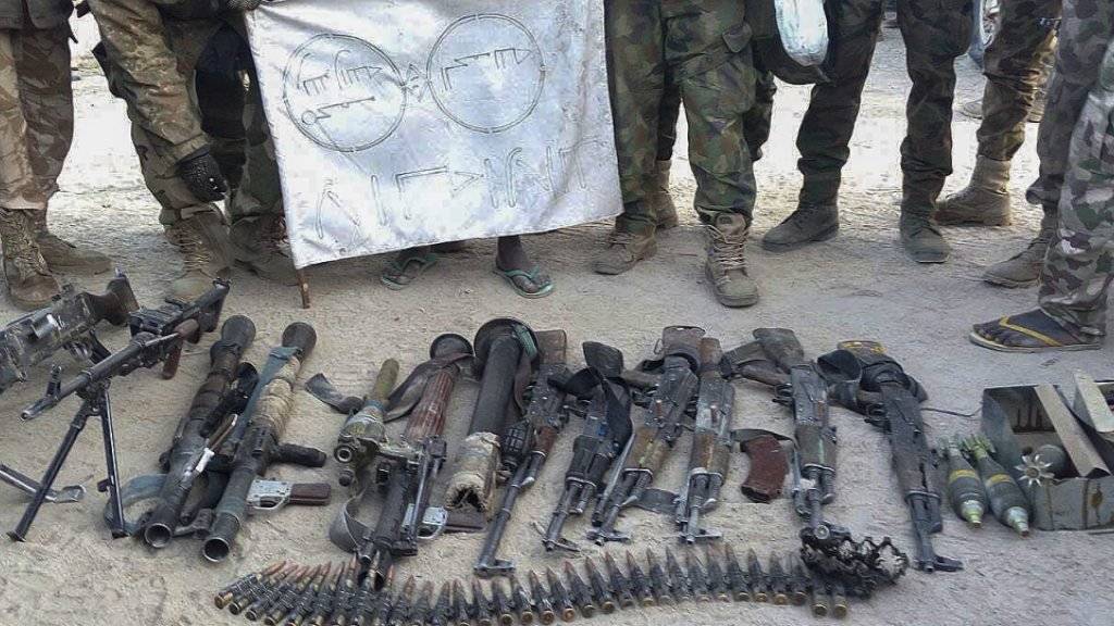 Die nigerianische Armee präsentiert Waffen, die sie von Boko-Haram-Kämpfern konfisziert hat.