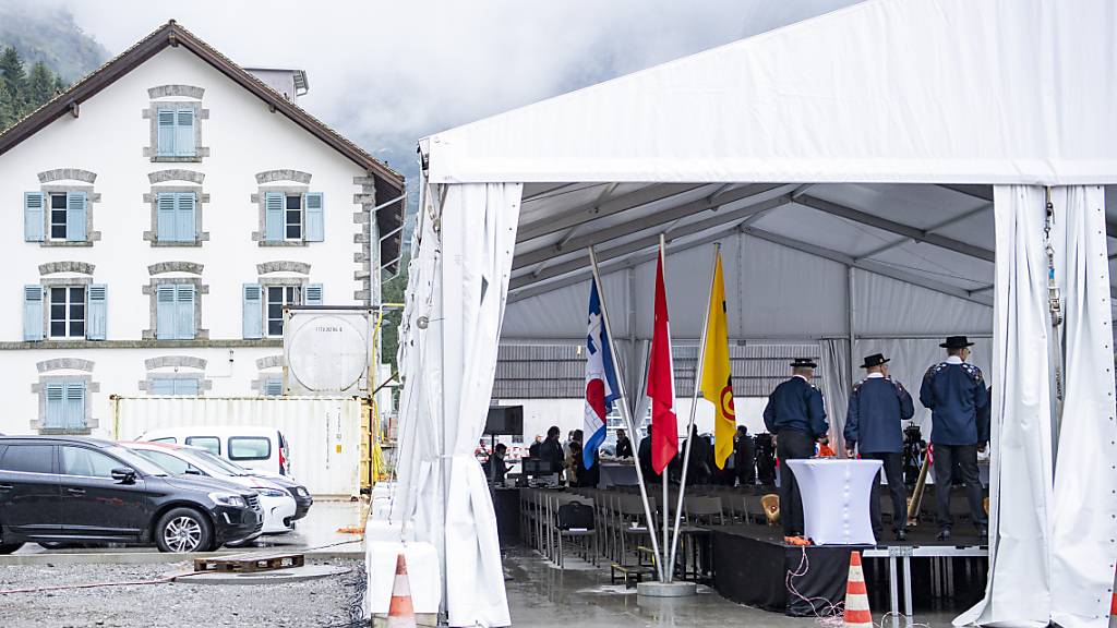 150 Gäste feiern den offiziellen Baustart beim Nordportal der zweiten Röhre in Göschenen.