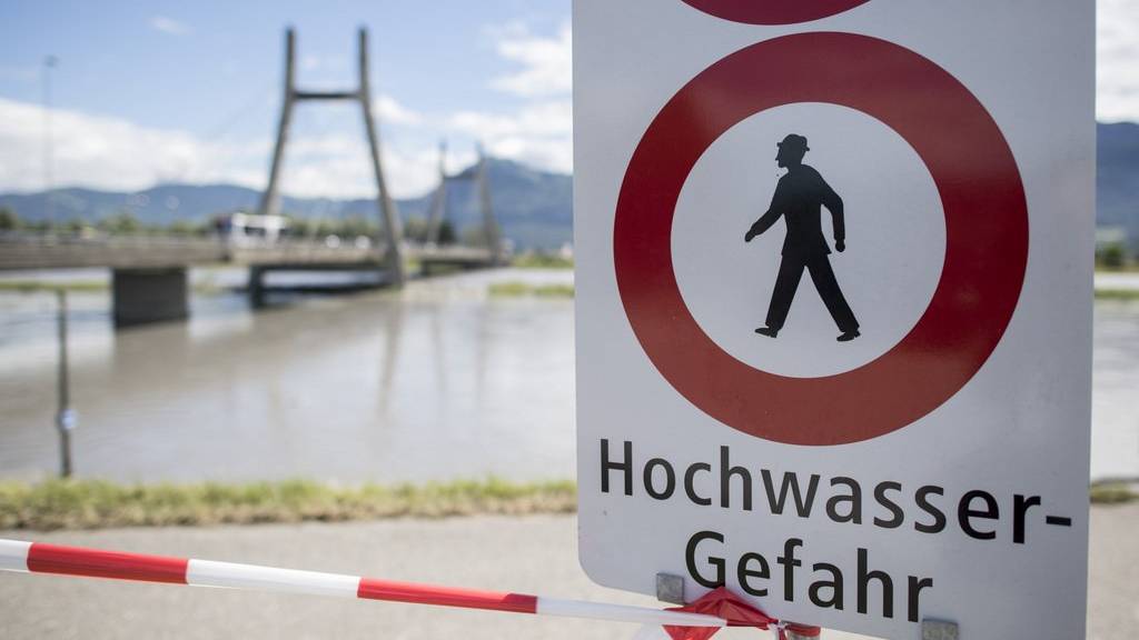 Eine Tafel mit der Aufschrift «Hochwasser-Gefahr» stand im Sommer 2016 am Rhein
