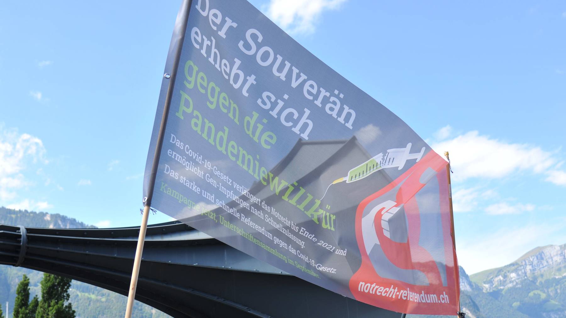 Gegner des Covid-19-Gesetzes werben für das Referendum an einer Demonstration in Flüelen und Altdorf anfangs September 2020.