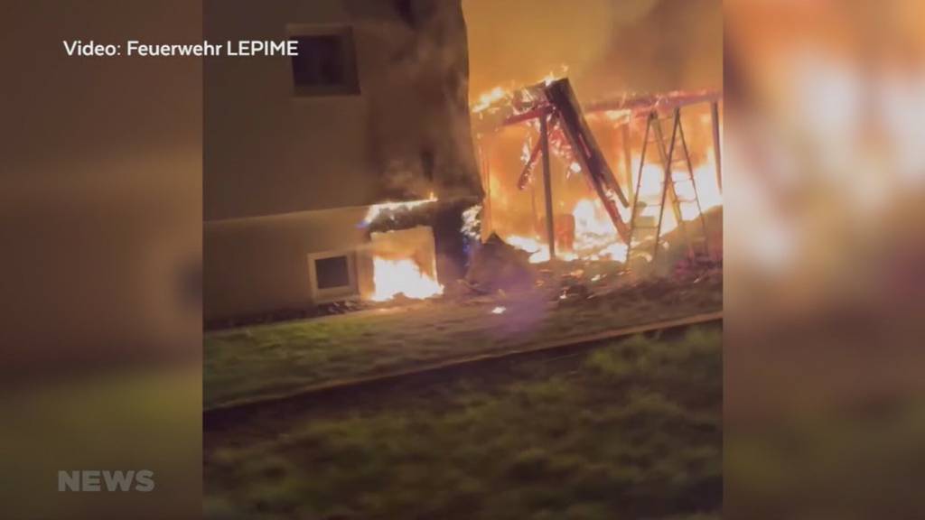 Einfamilienhaus in Lengnau brennt lichterloh