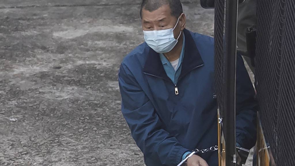 dpatopbilder - Jimmy Lai, Medienunternehmer, Herausgeber der Hongkonger Zeitung «Apple Daily» und pro-demokratischer Aktivist, wird von Beamten des Strafvollzugs in Handschellen aus einem Gefangenentransporter heraus ins Gefängnis begleitet. Foto: Kin Cheung/AP/dpa