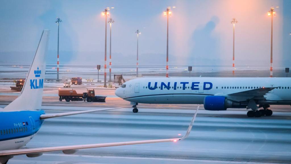 Räumfahrzeuge sind am deutschen Hauptstadtflughafen BER im Einsatz. Foto: Christoph Soeder/dpa