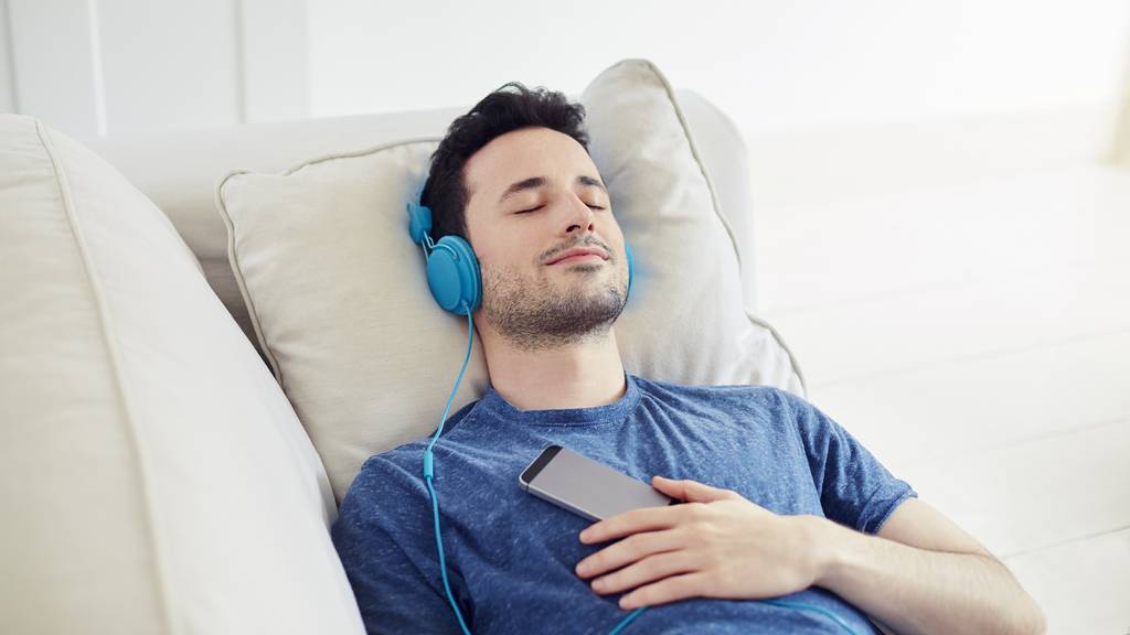 گوش دادن به موسیقی آرامش‌بخش