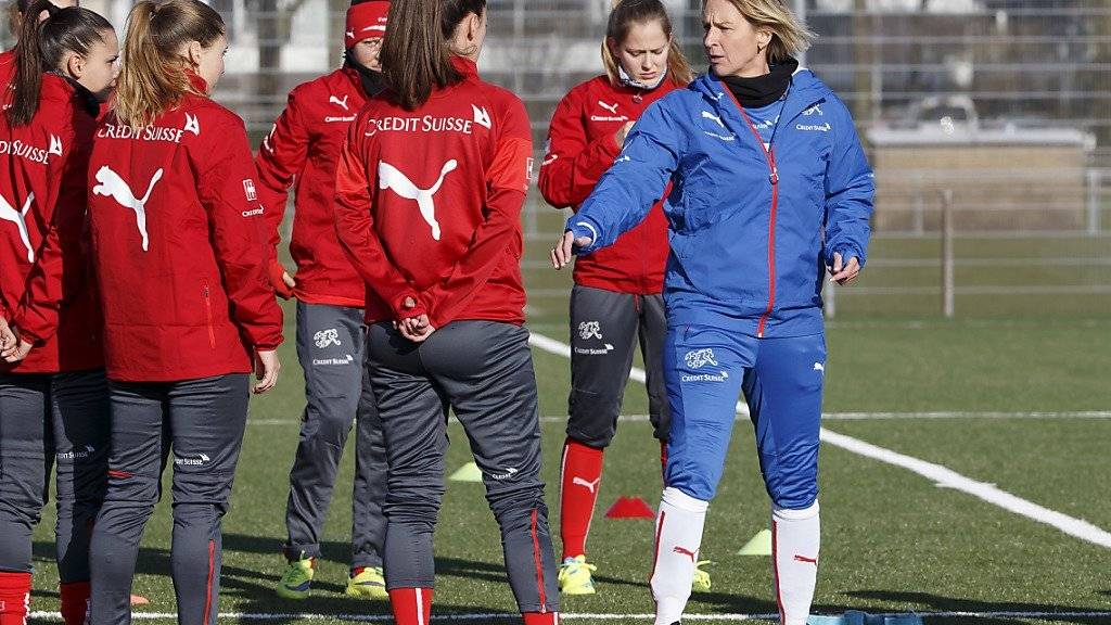 Gespannt hören die Spielerinnen im Training ihrer Trainerin Marina Voss-Tecklenburg zu