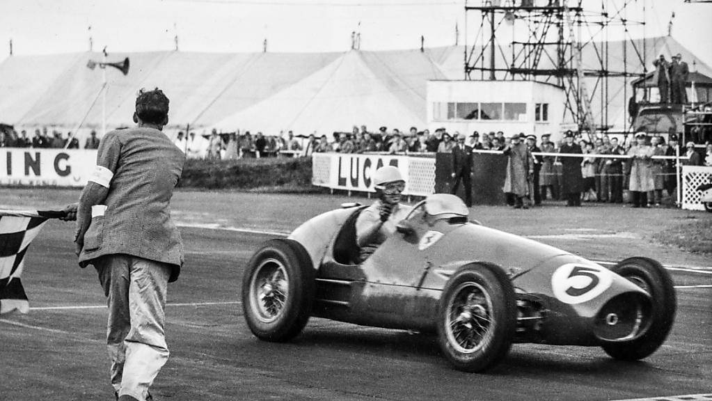 Ebenfalls in Silverstone wird Alberto Ascari 1953 als Sieger abgewinkt