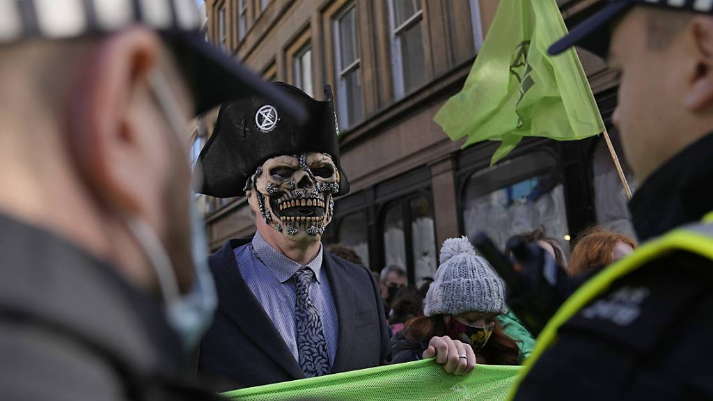 Klimaschützer kritisieren die bisherigen Ankündigungen auf der UN-Weltklimakonferenz als unzureichend. Foto: Alastair Grant/AP/dpa