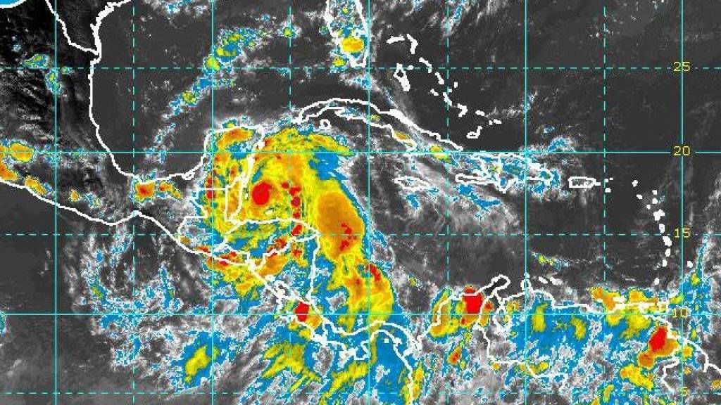 Der Hurrikan «Earl» trifft auf die Küsten von Belize -  Satellitenbild der US-Wetter- und Ozeanografiebehörde NOAA