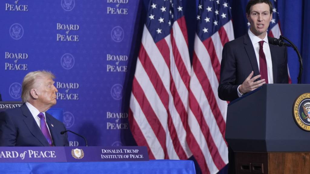 ARCHIV - Jared Kushner (r), US-Unterhändler und Schwiegersohn von Präsident Donald Trump (l), spricht während einer Sitzung des Friedensrats. Foto: Mark Schiefelbein/AP/dpa/Archivbild