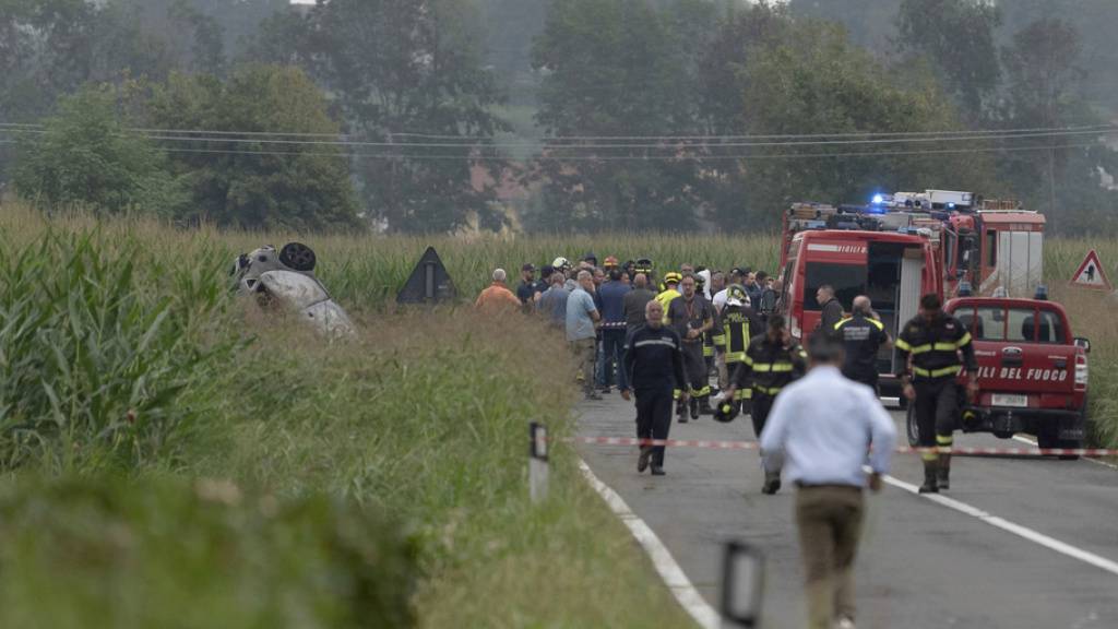 Die Trümmer eines verbrannten Autos ausserhalb der norditalienischen Stadt Turin. Das abstürzende Flugzeug war Berichten zufolge in den Wagen gekracht.