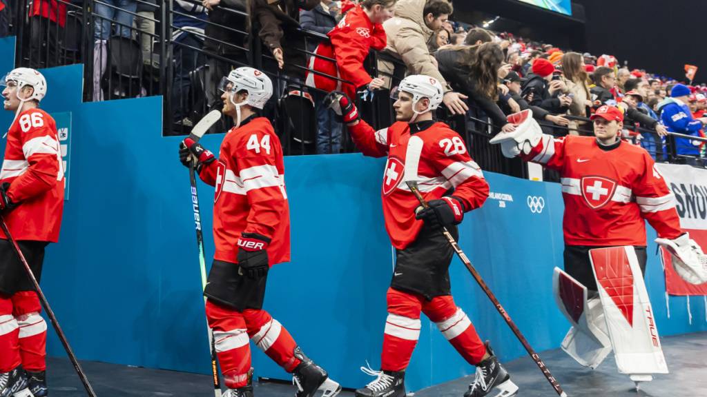 Timo Meier und Co. lassen sich nach dem Startsieg von den Schweizer Fans feiern.