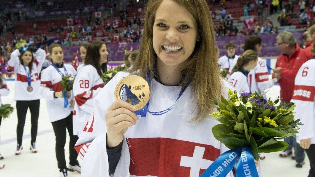 Eishockey-Goalie Florence Schelling 2014 mit ihrer Olympia-Medaille. An ihrem derzeitigen Wirkungsort Linköping will sie damit aber nicht bluffen - für die Schwedinnen ist die eigene Niederlage von damals zu schmerzhaft (Archiv).