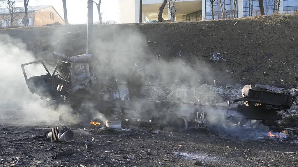 Große Teile der militärischen Infrastruktur der Ukraine sind so wie dieser brennende Militärlaster zerstört. Foto: Efrem Lukatsky/AP/dpa