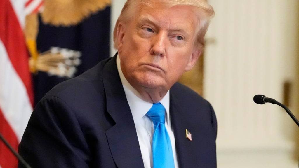 US-Präsident Donald Trump hört bei einer Veranstaltung im East Room des Weißen Hauses zu. Foto: Mark Schiefelbein/AP/dpa