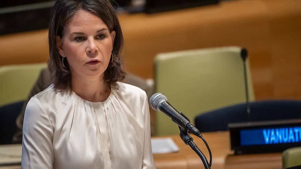 Annalena Baerbock, Außenministerin, nimmt an einem Vorbereitungstreffen der Außenministerinnen und -minister zum «Zukunfts-Gipfel» bei den Vereinten Nationen VN teil. Baerbock hält sich zur UN Vollversammlung in New York auf. Foto: Michael Kappeler/dpa
