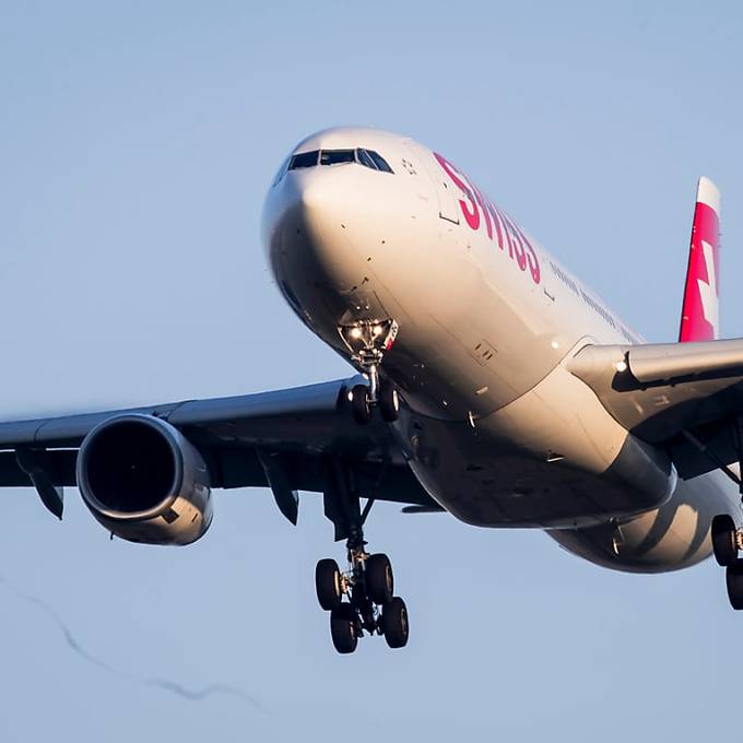 Passagier will Flugzeug-Türe öffnen – und wird von Crew überwältigt