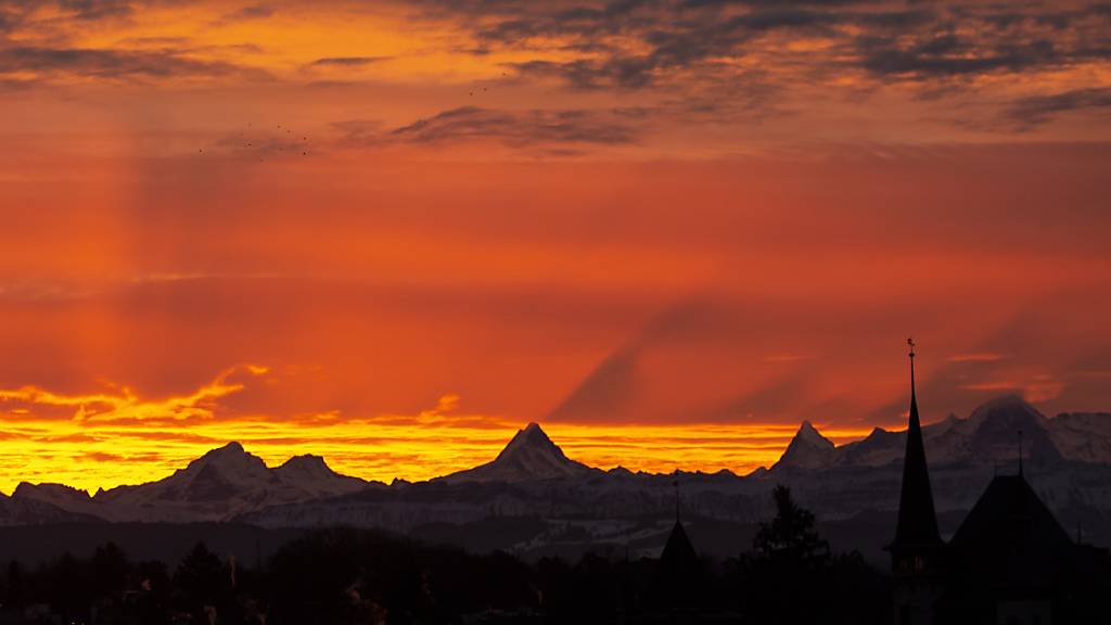 Sonnenaufgang hinter den Bergen im Berner Oberland. (Archivbild)