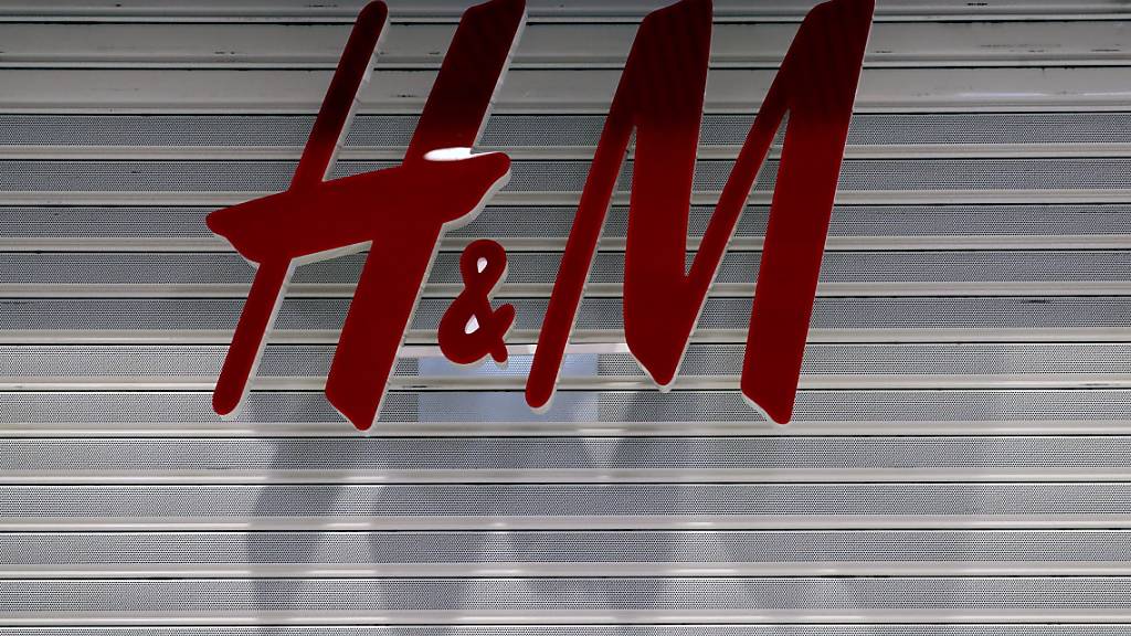 Eine schwache Nachfrage in vielen Ländern und der Rückzug aus Russland haben den schwedischen Modehändler Hennes & Mauritz (H&M) belastet. (Archivbild)