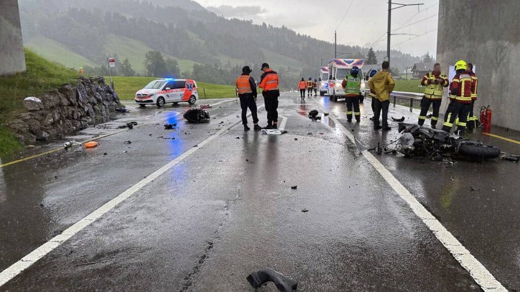 Bei einer Frontalkollision zwischen zwei Motorrädern sind am Samstagnachmittag auf der Hauptstrasse in Rothenthurm die beiden Motorradfahrer erheblich verletzt worden.